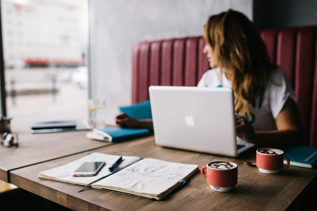 Who Should Invest in Guest Blogging Outreach?